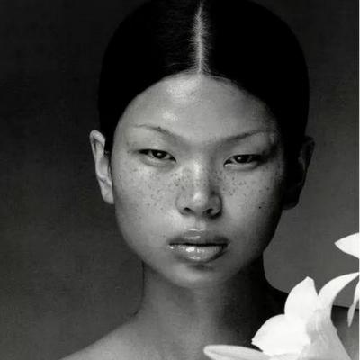 1999 年，18岁满脸雀斑的吕燕去面试模特，一个男人却对着她说：“你真漂亮，真