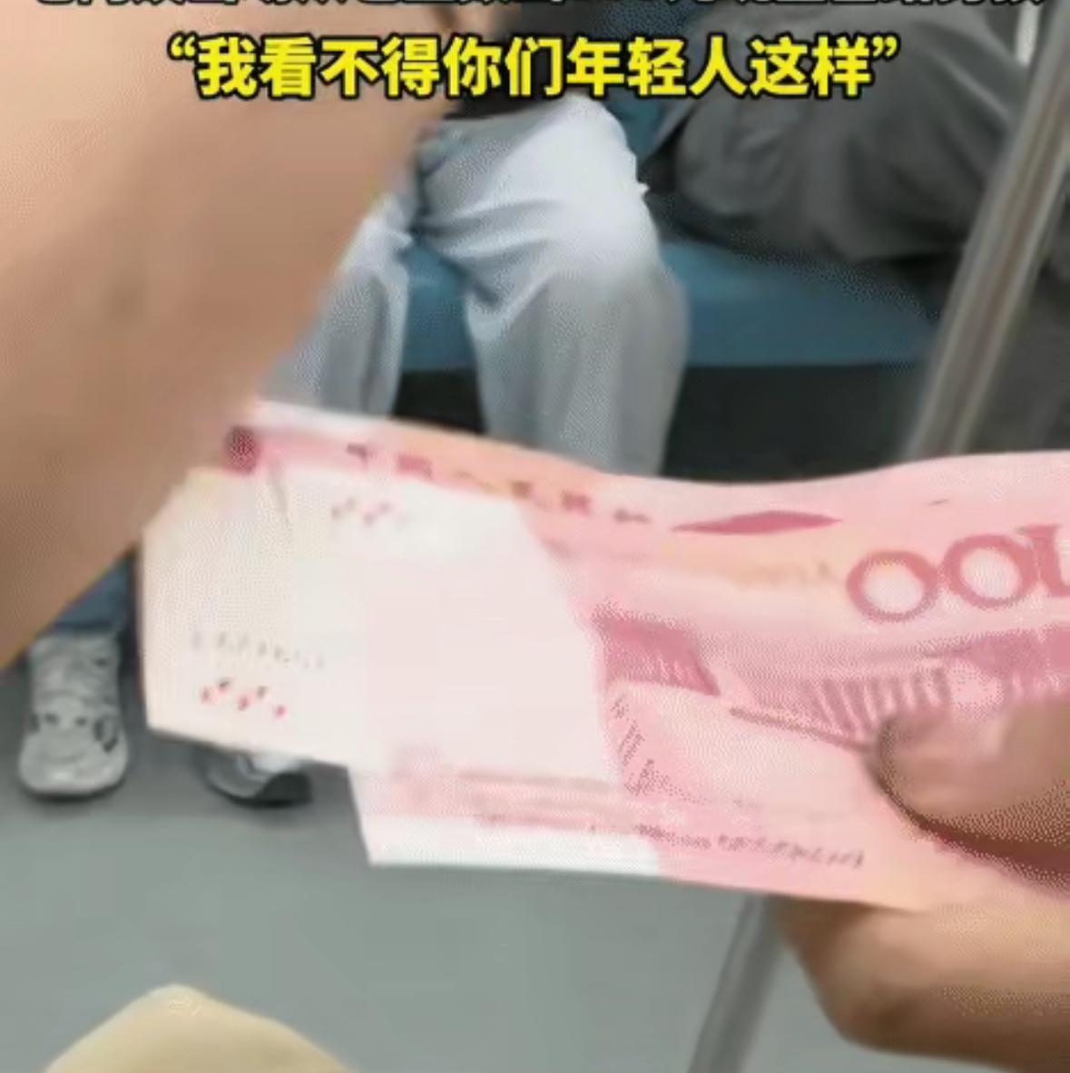 这才是上海人的格局！
上海地铁 9 号线的一节车厢内， 车厢里和往常一样挤满了人