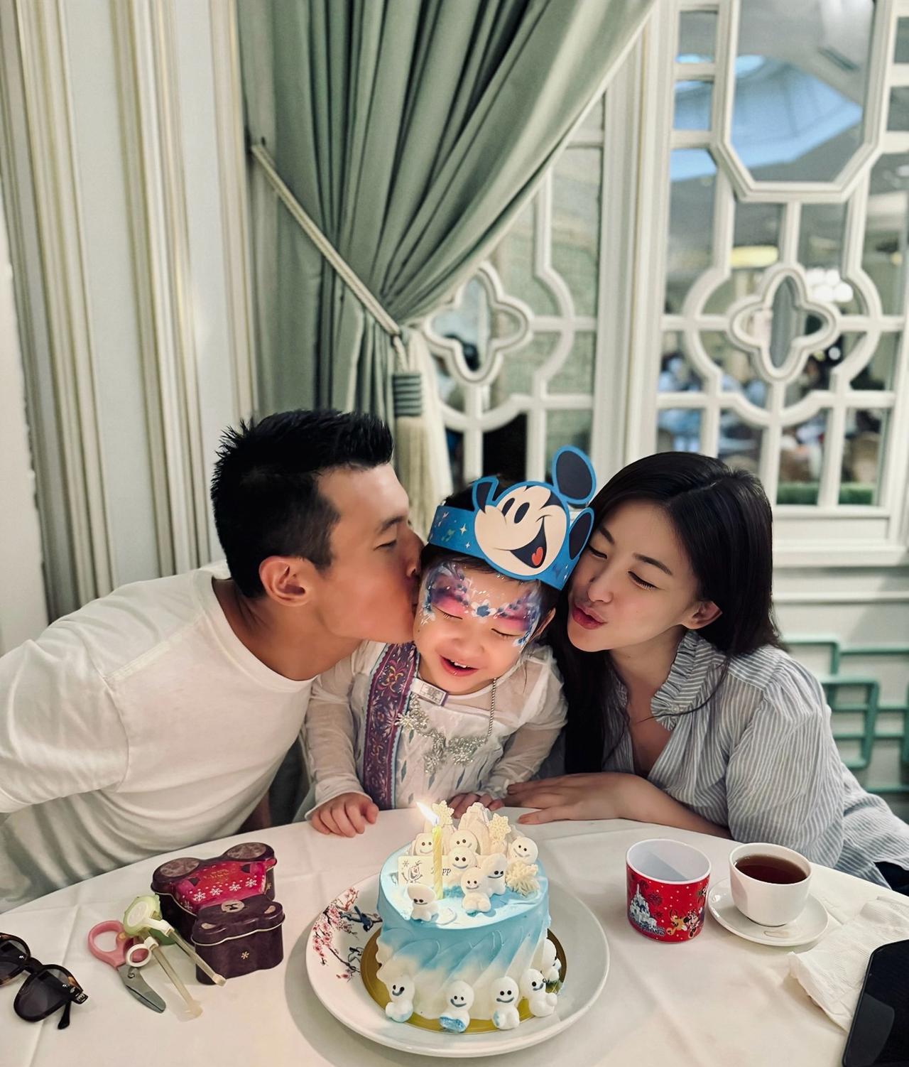 8月31日，朱珠晒出为女儿庆4岁生日照，一家三口到香港迪士尼游玩的画面。
朱珠的