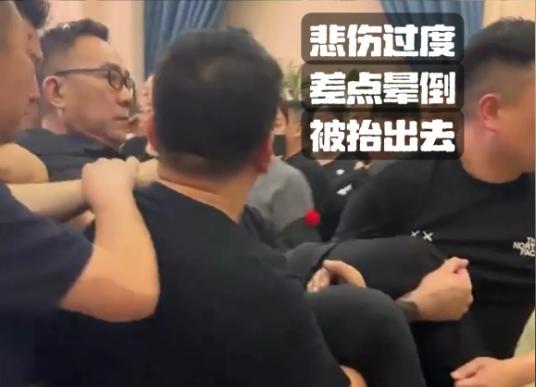 杨议送别父亲悲伤过度，
差点晕倒被人抬着出去！
七月十号晚上九点，杨少华老爷子的