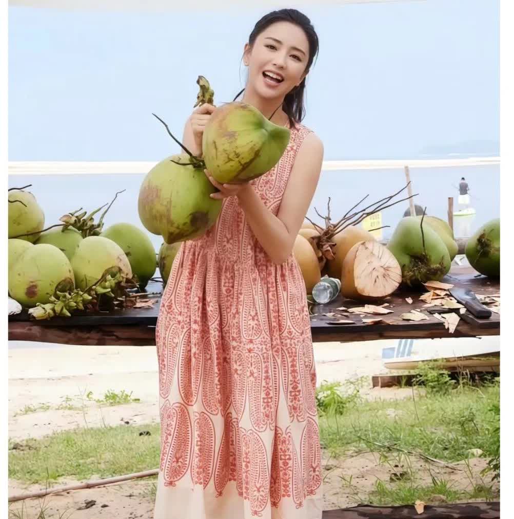 佟丽娅，翘起的脚丫子好可爱。