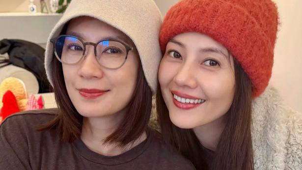 高圆圆贾静雯相聚合照，靠在一起好亲密，两人合影笑得很开心