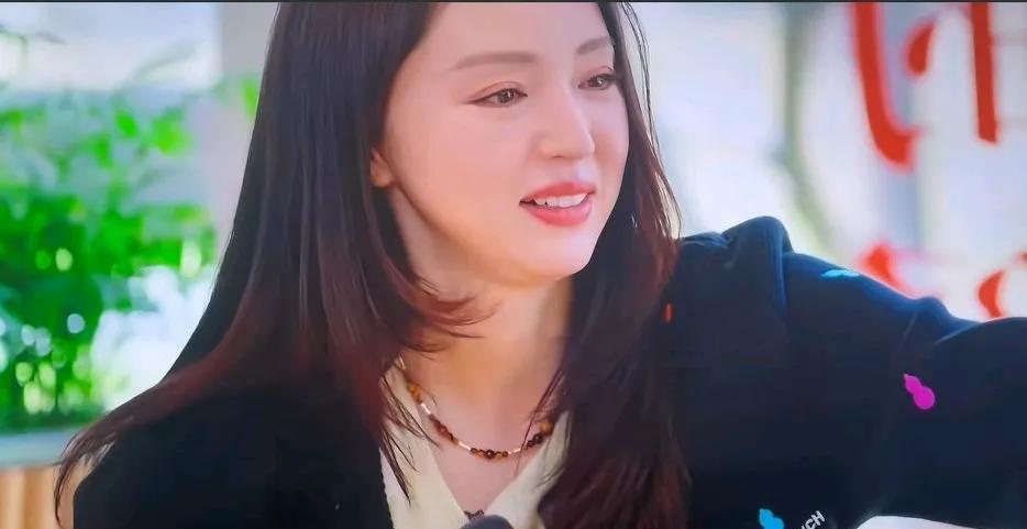 别再说董璇和张维伊不合适了！你们看她给老公擦嘴时的表情多幸福！真是把他当自己孩子