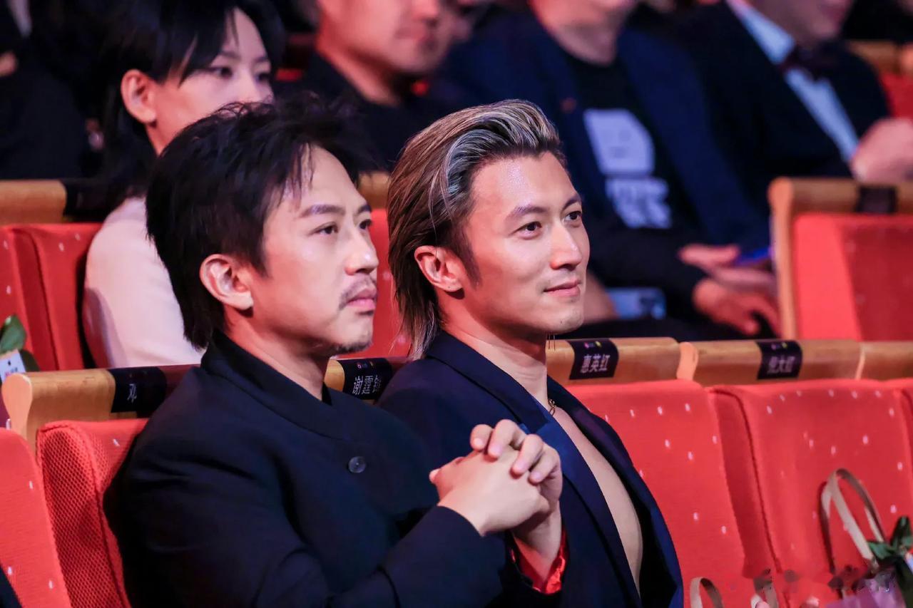 很多时候努力在天赋面前真的很苍白，谢霆锋的基因强大到令人发指。他旁边邓超脸部已经