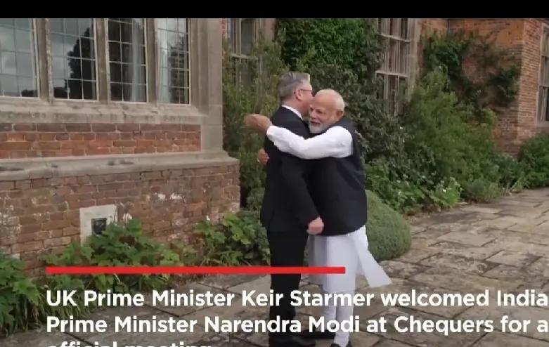 英国首相斯塔默欢迎到访的印度总理莫迪，不过英国这欢迎场面也太简陋了，没有红地毯，