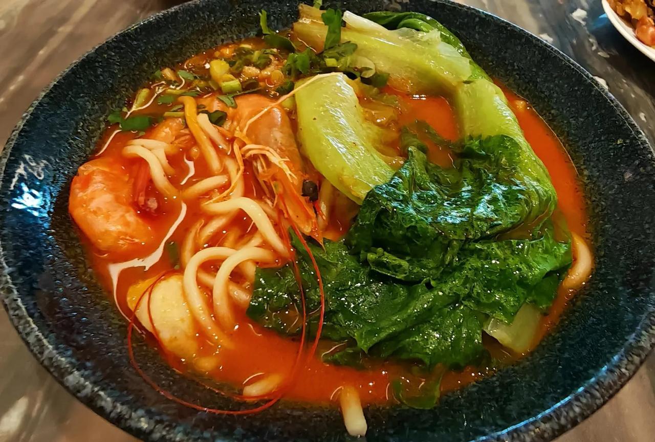 早餐沙茶面，沙茶面，面线糊我都喜欢
吃早餐时想
学生要毕业了，昨天请学生撸串。聊
