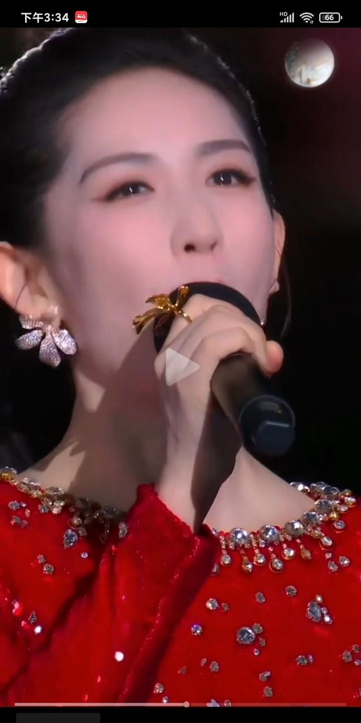 远看，谢娜的妆化得很美呀，脸上的皮肤白里透红，可当镜头拉近时，却看到她脸上的皮肤