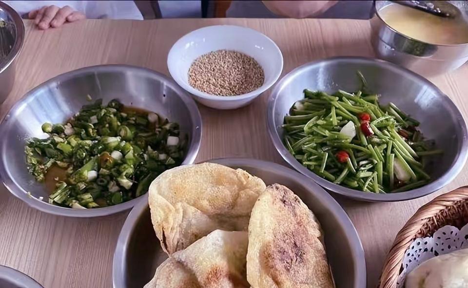 河南网友晒婆婆做的早餐，被众多网友吐槽，有人说像“狗食盆子”，看着就没有食欲，要