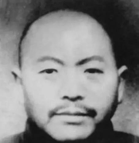 1941年，日本鬼子抓来了20多个年轻的姑娘，在几位姑娘即将被糟蹋时，一名汉奸却