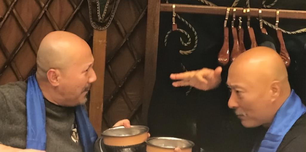 2018年，陈佩斯去内蒙古商演，腾格尔给陈佩斯打电话说：“来我家喝酒，40斤烤全