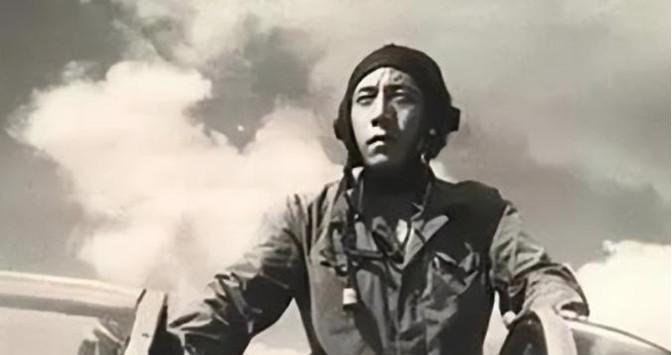 1943年，大汉奸林洪洲在路边解手，一个老汉见他孤身一人，直接一锄头把他敲个半死