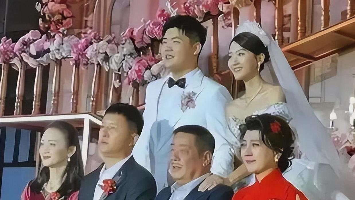 闫学晶：200万给儿子办婚礼，普通朋友坐3500桌，明星坐5万哪桌？