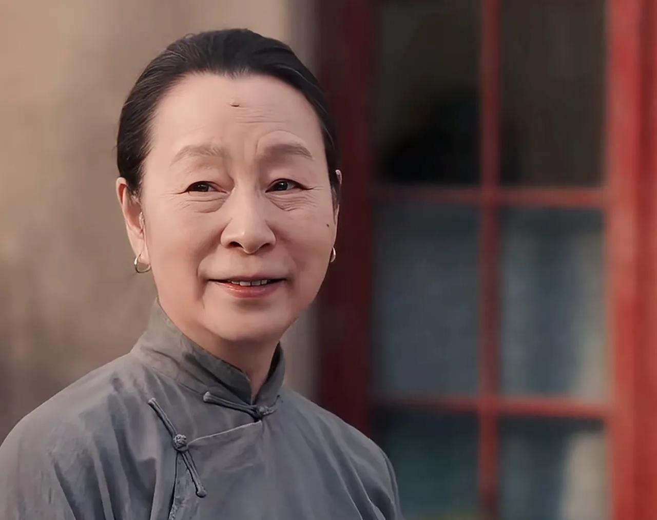 演员奚美娟说，剧里奶奶这个角色，是那个年代无数女性的缩影，对演员的演技要求极高，