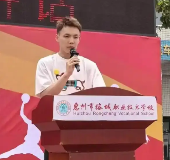 徐杰在高校发表讲话。
近期，徐杰在参观惠州榕城职业技术学校时上台发言。徐中锋分享