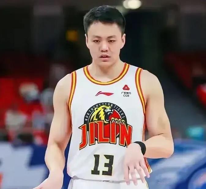 东北一家亲，吉林老铁掏空家底帮辽篮——辽宁男篮和吉林男篮又交易了，辽宁男篮将赵率