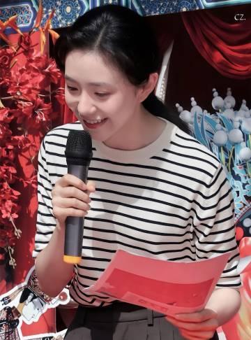 家存身上就是有一种复合又纯粹的气质 像姐姐妹妹和妈妈