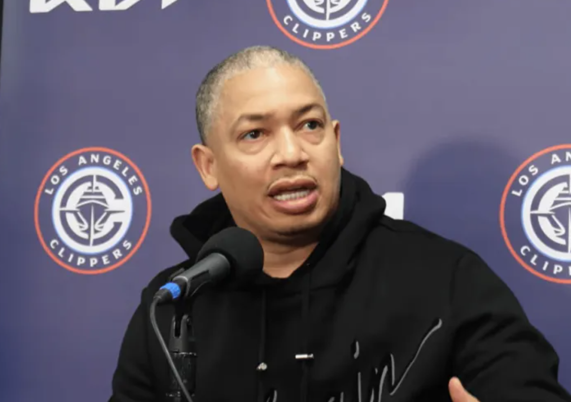 快船将客场挑战湖人，赛前快船主帅泰伦-卢接受了记者采访。
谈到球队是否还在为季后