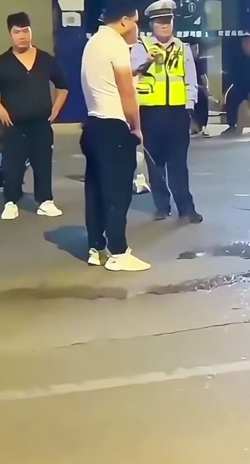 感觉交警对他很仁慈，谁知他撒完就跑。