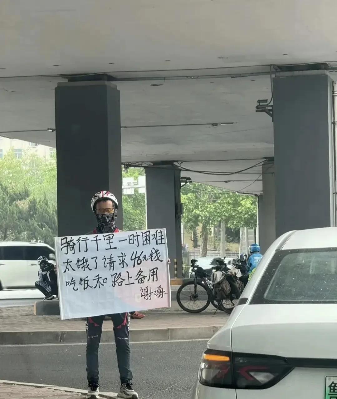 遇到这样的谁会给？现在网络这么方便，让家里人给你转账啊？[抠鼻]