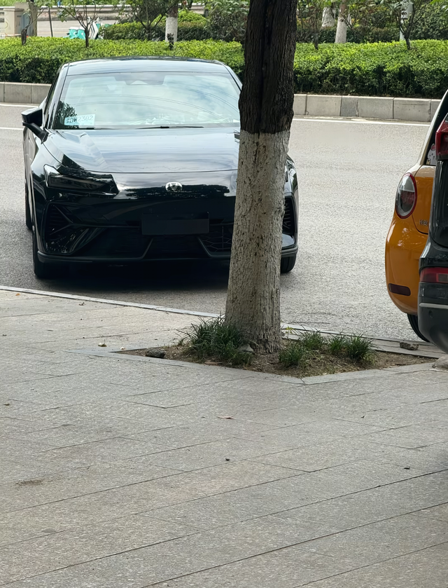 三代univ内饰曝光
大屏无疑，仪表盘下移，圆形方向盘，出风口下移，貌似还是保留