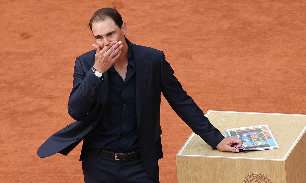 法网为14届男单冠军纳达尔举行致敬仪式，全场观穿上印有“MERCI RAFA”的