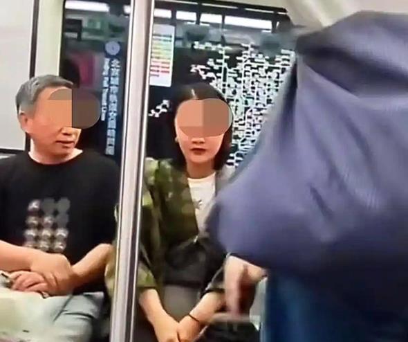 北京地铁5号线上的“女乘客”找到了，她叫杨晓旭，山东人，今年33岁，不是北京人，