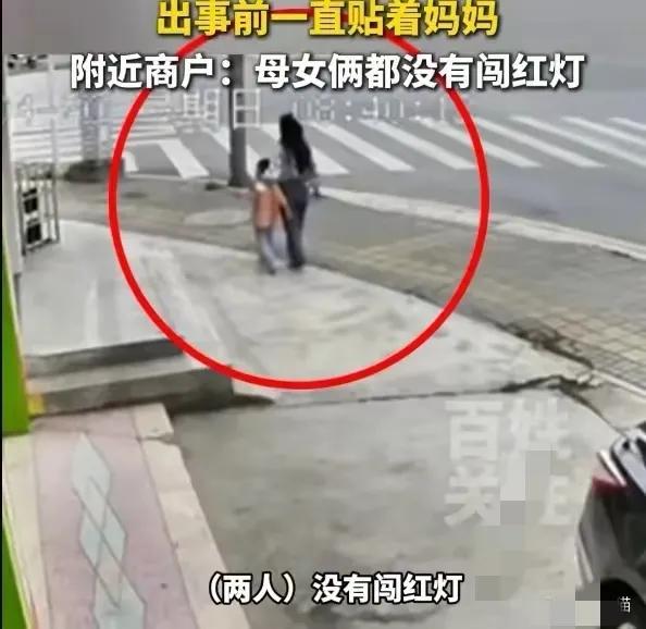 女孩过马路被罐车碾压身亡，年仅6岁，母女没闯红灯，妈妈被指责