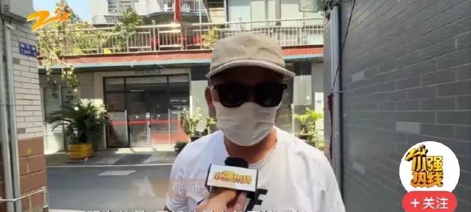 浙江杭州，保安在KTV值班，撞见一对男女打架，他赶紧上前抱住男子劝架，保安松开男