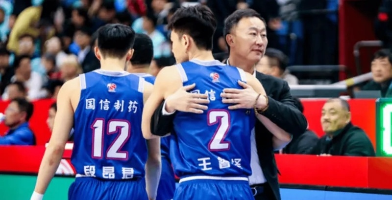 青岛男篮在主场以112-96大胜浙江，大比分1-0领先。上半场双方势均力敌，但青