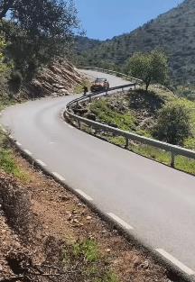 在坡道弯曲的山道上，这个小伙踩着滑板飞速向前滑行，汽车都撵不上他的速度呢。
  