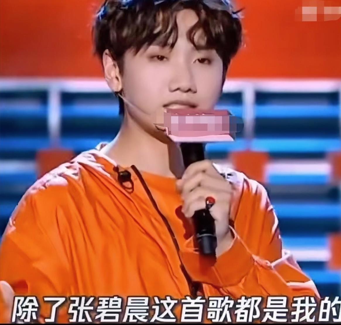 小孩子才看唱的好不好。
大人都看版权在谁手里。
张碧晨吃亏了。
《年轮》这首歌，