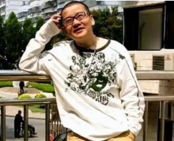 2005年，宁夏姑娘耿兰俊，做了国内首例“女变男”的手术，当男性器官被植入身体后