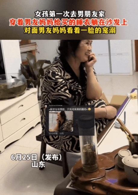 “真稀罕人！”山东一女孩第一次去男朋友家里做客，穿着男友妈妈的睡衣，拿着小锤，躺