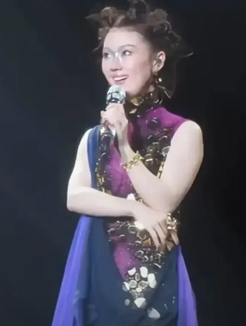 单依纯：不能给我的 凭什么给她。

绝绝子啊，单依纯在丢人和现眼中间，选择了丢人