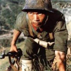 1984年4月，老山前线，实习军官黄登平正在站岗放哨。突然，他发现浓雾中闪过十几