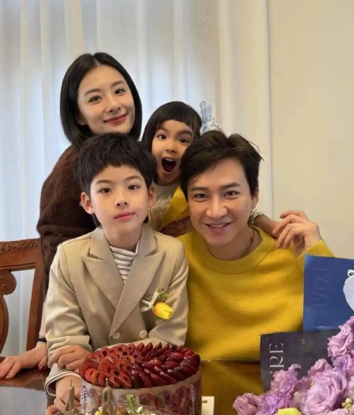 刘璇与公婆为教授老公王弢庆祝48岁生日，一家人都是高颜值！ ​​​