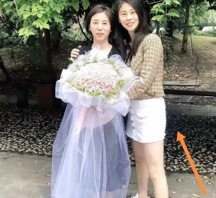 王思雨的妈妈真的好美好漂亮。难怪王思雨长得这么漂亮。感觉王思雨的妈妈看着就好像四