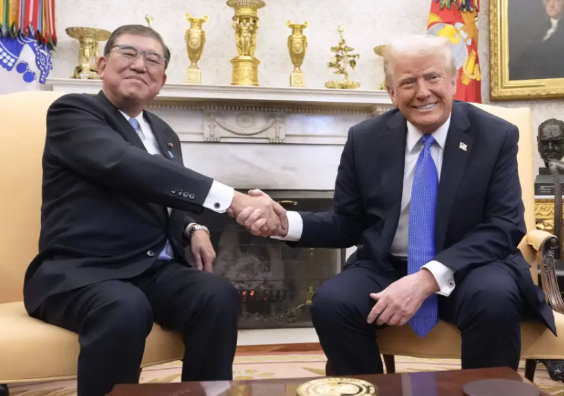这下日本和欧盟傻眼了吧，当初美国暂停90天关税，本来想拉着这些小兄弟对付最危险的