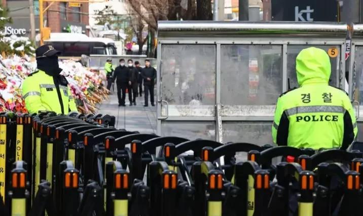 韩国警方彻底慌了！
就在昨天，3月19日，韩国警方表示将在尹锡悦弹劾案宣判当天向