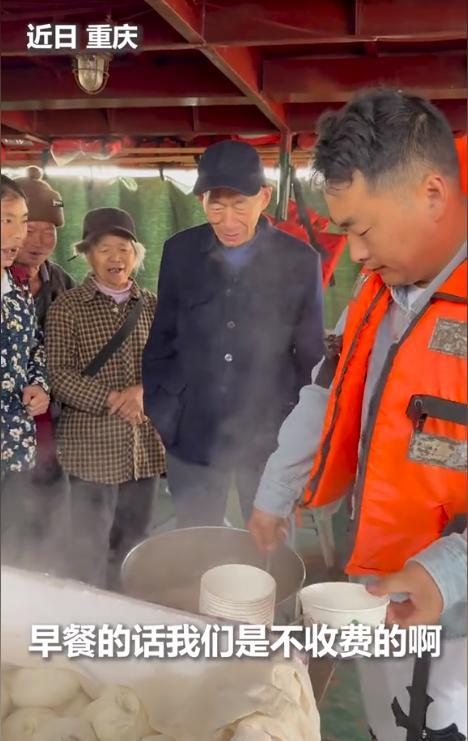 “先生大善！”重庆，大哥是一位客船的船长，他十年如一日的坚守在这艘被当地老百姓称