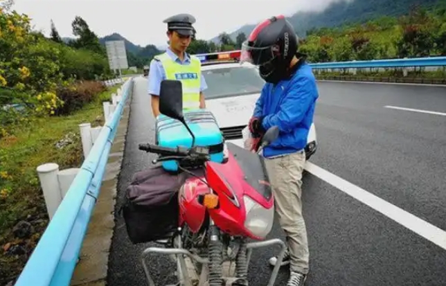 
摩托车党就别洗白了，要不是我亲眼看到摩托车在高速公路上都是怎么开车的，我都差一