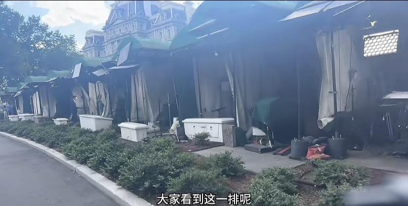 带你见识一下白宫里边最独特的一道风景，乍一看这些白柜子吓一跳，别误会，每一个临时