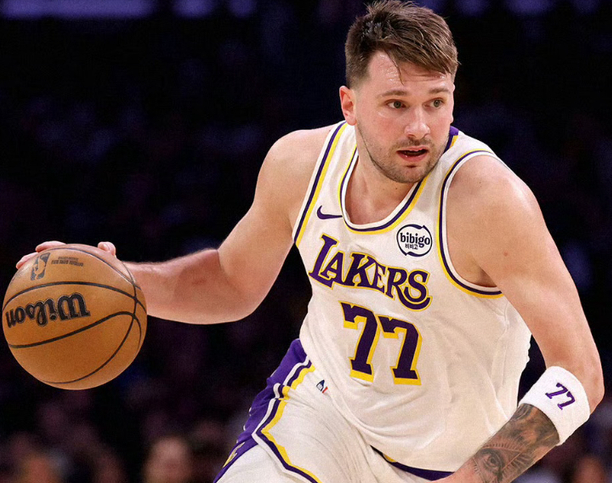 东契奇明明中距离跳投跟抛投很稳，为何不优化一下投篮分布，执着高出手三分。