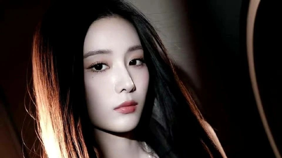 徐艺洋身穿白裙乌黑柔顺长发五官精致