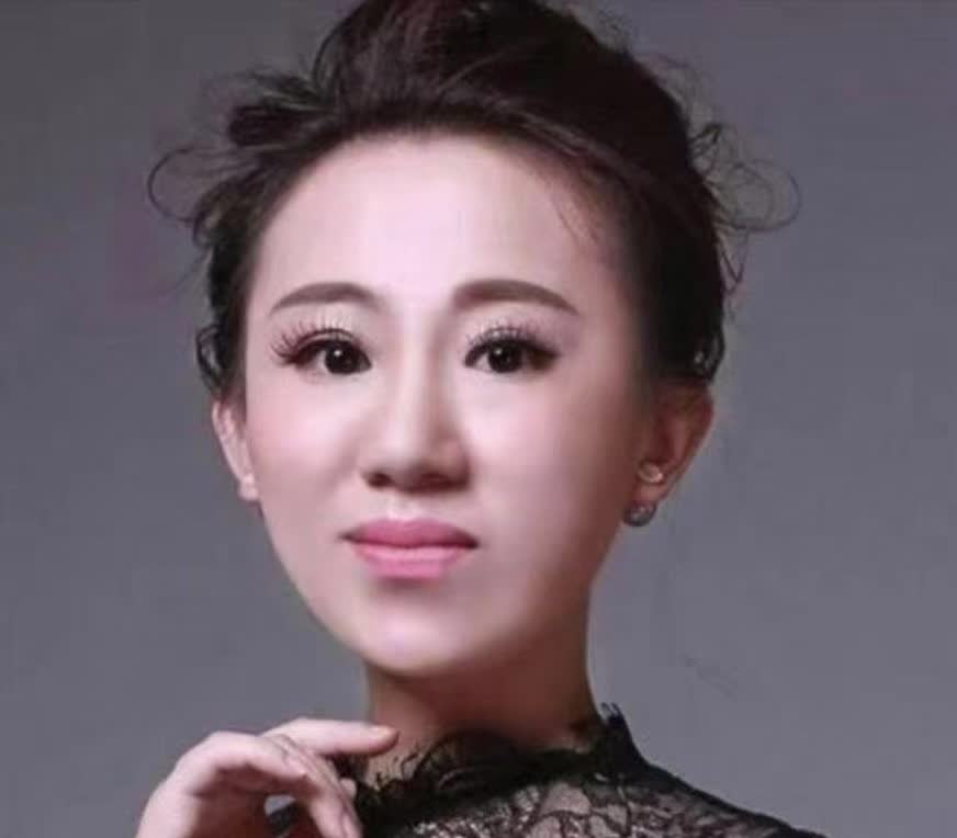 丫蛋，原名吕品，36岁，已婚育三孩，具体如下：第一任丈夫王金龙，2009年结婚，