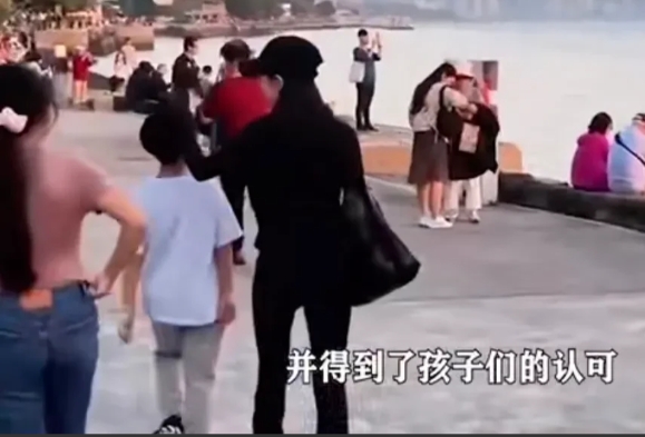 3月3日，在看到小玥儿小霖霖紧跟在马筱梅身边，马筱梅摸着小霖霖头走路的时候
确定