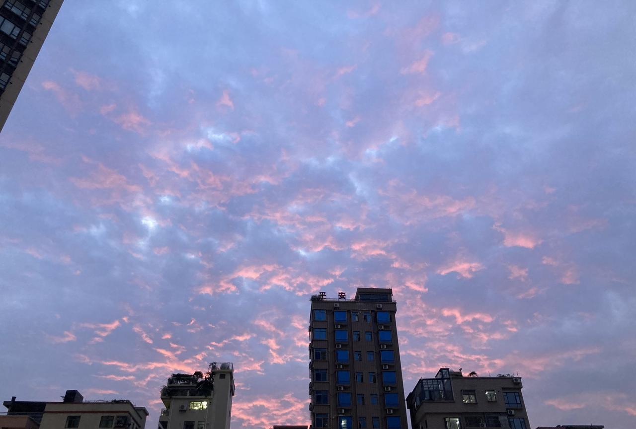 俗话说“朝霞不出门，晚霞行千里”，东莞傍晚的天空遍布红色的晚霞，看来这一轮强降雨
