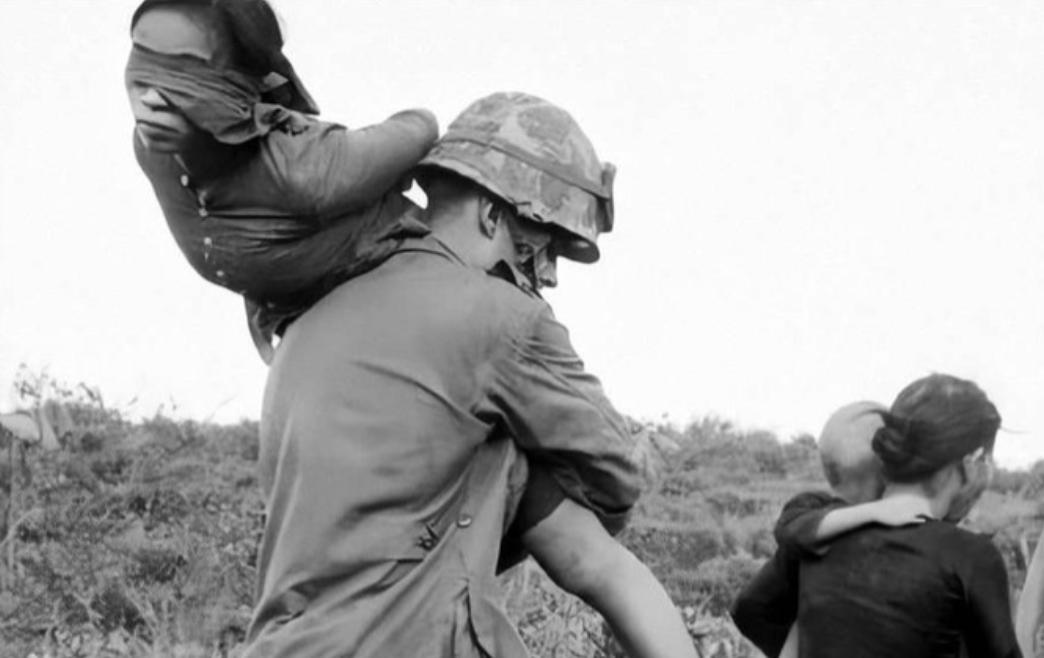 1959年，一名美国士兵，俘虏了一名美丽的越南女士兵，那名女士兵突然脱下了自己的