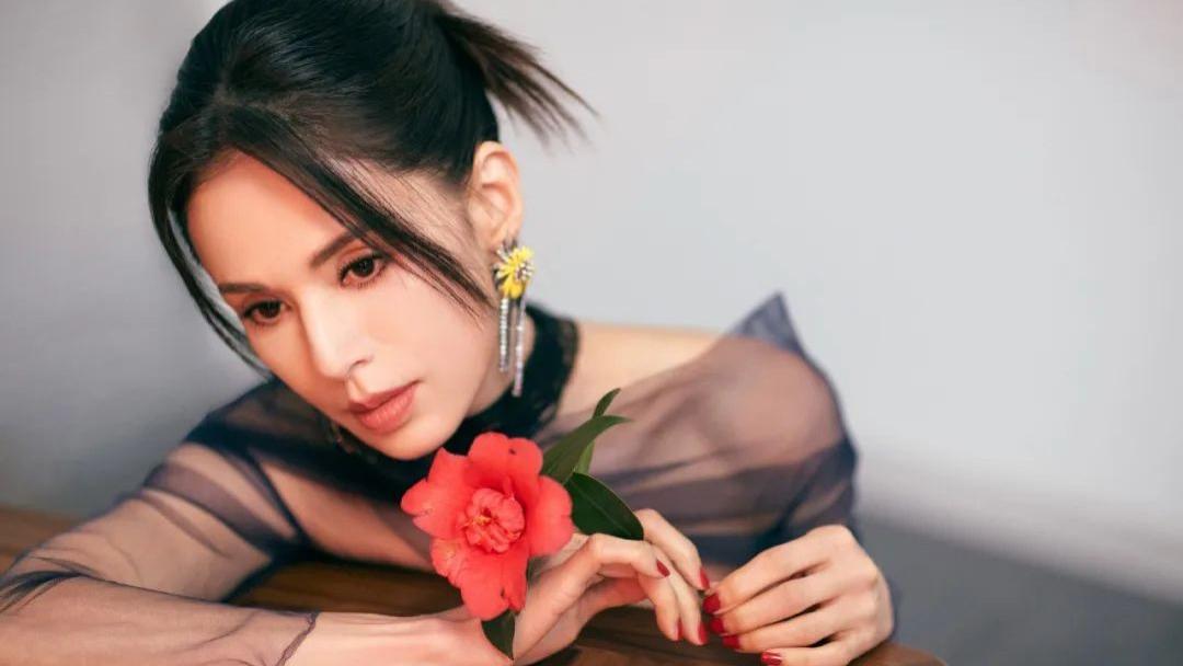 59 岁李若彤携短剧杀回荧屏：当小龙女的武侠精神碰撞职场法则