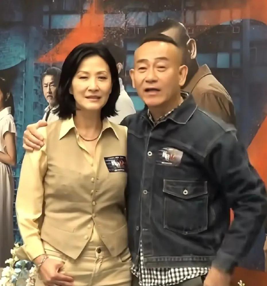 54岁陈慧珊和59岁林保怡同框，陈慧珊越老越漂亮了呢 ，脸上柔和了许多，林保怡这
